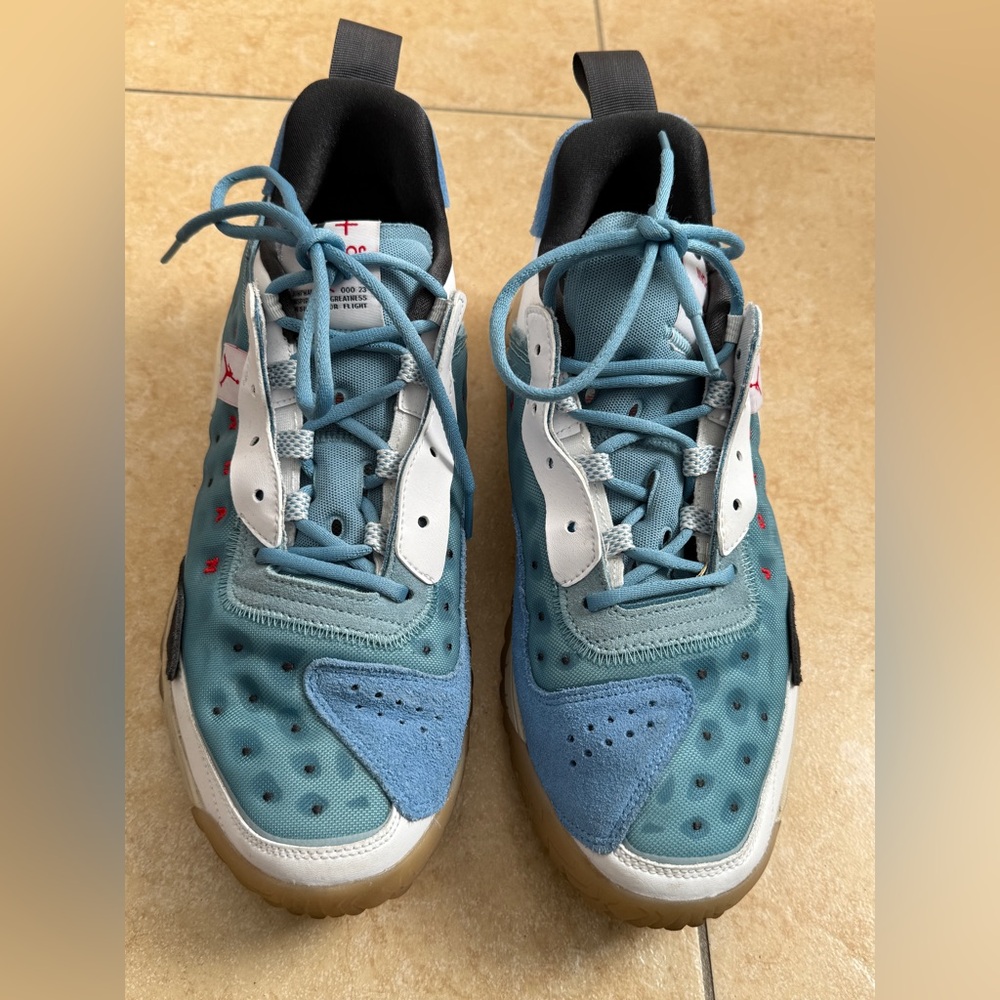 Like new- Jordan Men’s Jumpman Teal and White Sneakers Size:12